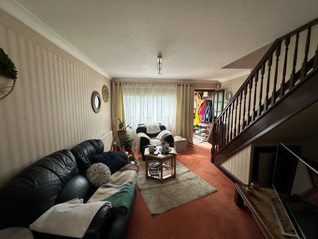 Lot: 132 - TWO-BEDROOM END-TERRACE PROPERTY FOR INVESTMENT - Living Room